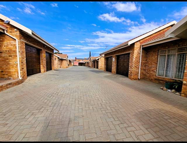 2 BEDROOM TOWNHOUSE FOR SALE IN DUNCANVILLE